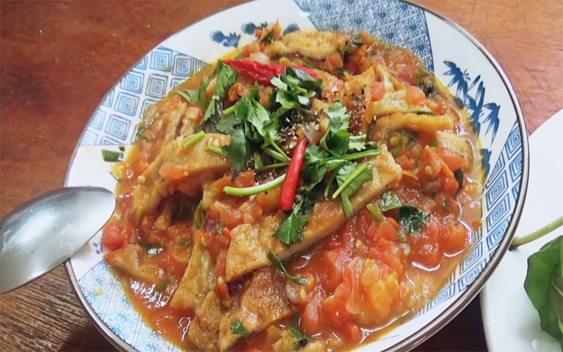 Chả cá kho cà chua ngon, dai giòn tự nhiên, chế biến từ cá biển tươi