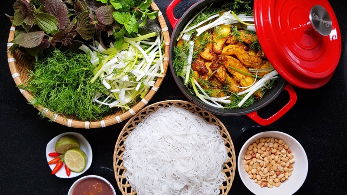Chả cá tươi ngon, dai giòn tự nhiên, chế biến từ cá biển tươi – thích hợp chiên, hấp, nướng hoặc làm bún chả cá
