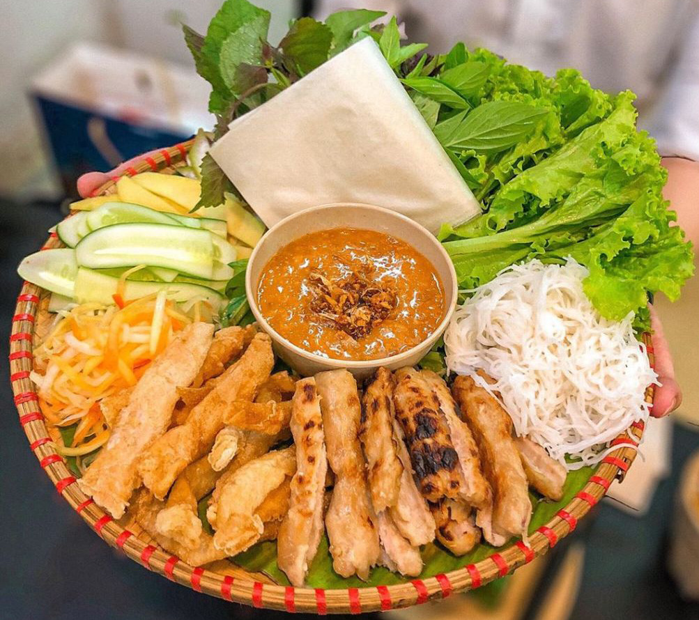 Nem nướng chuẩn vị – vỏ giòn, nhân đậm đà, hoàn hảo khi ăn kèm rau sống, bún hoặc chấm nước mắm chua ngọt