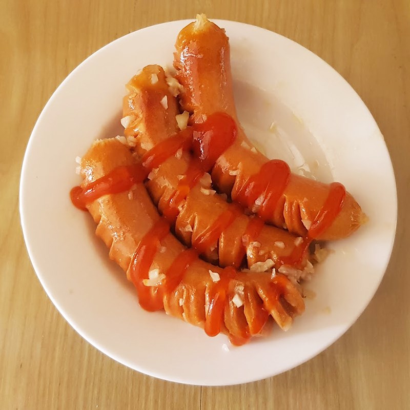 xúc xích bơ thơm béo, giòn dai – món ngon độc đáo cho bữa ăn gia đình, thích hợp chiên hoặc nướng