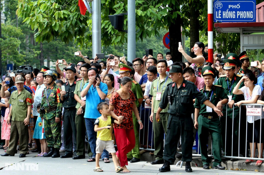 người dân xem lễ duyệt binh 30/4